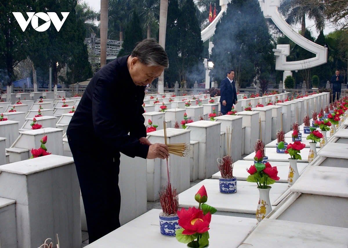 party chief commemorates fallen soldiers at vi xuyen national martyrs cemetery picture 1 party chief commemorates fallen soldiers at vi xuyen national martyrs cemetery picture 1