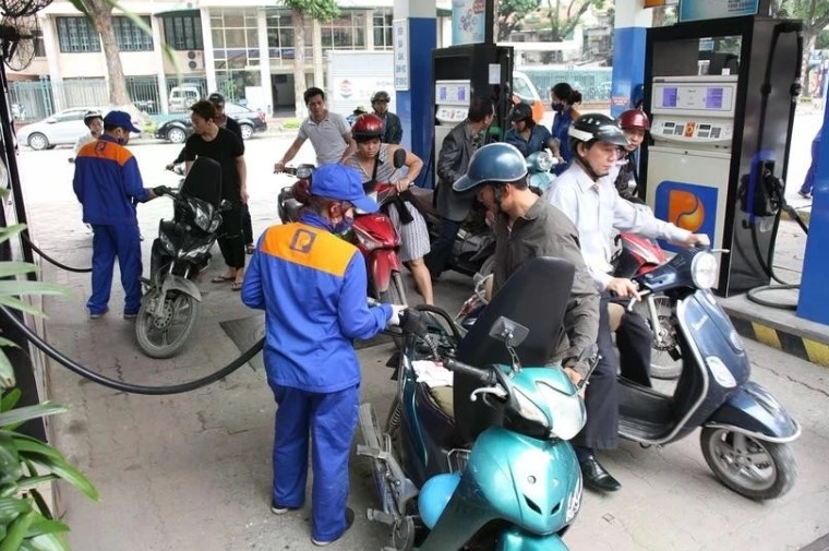 retail petrol prices decrease slightly on february 27 picture 1