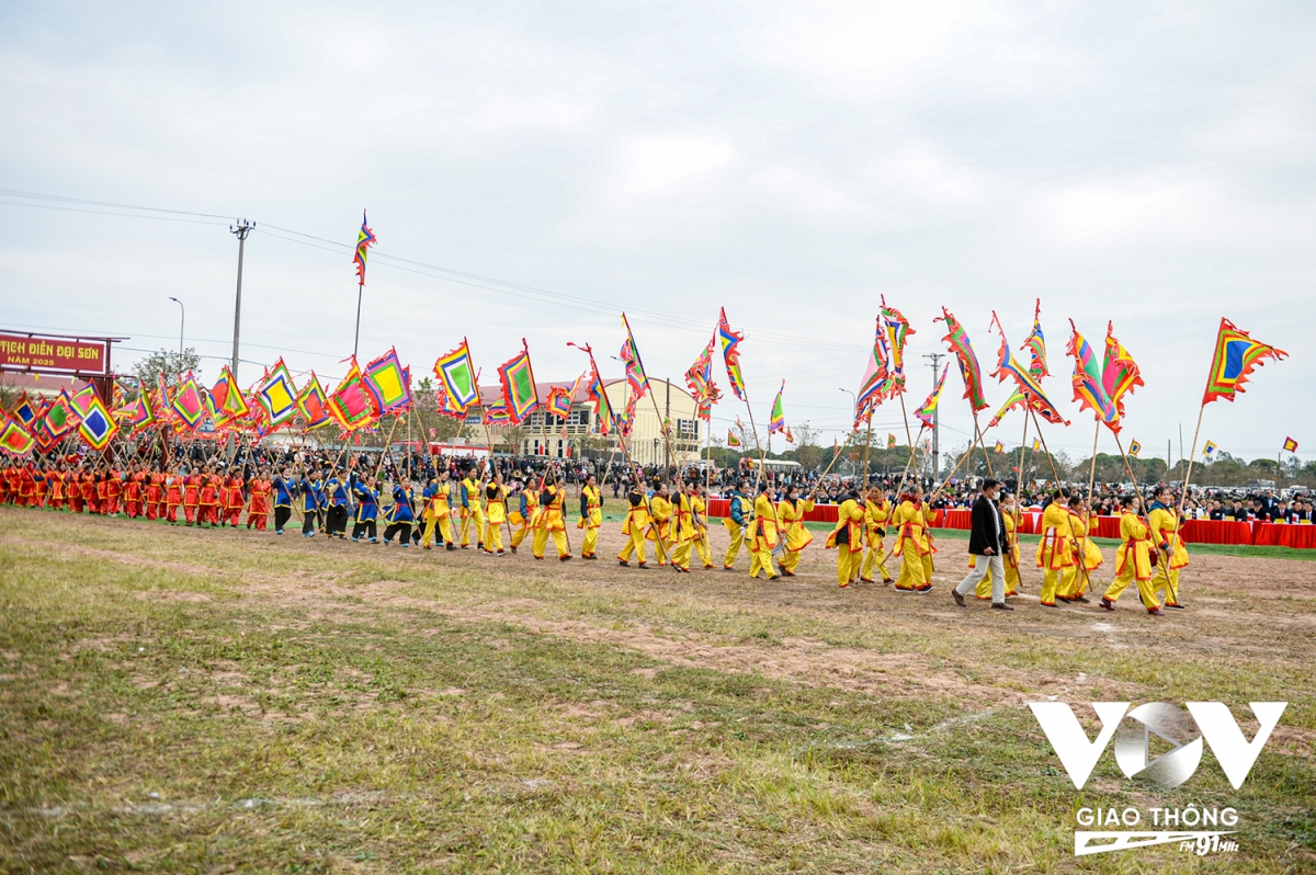 cu ong 75 tuoi khoac hoang bao cay ruong trong le tich dien hinh anh 1