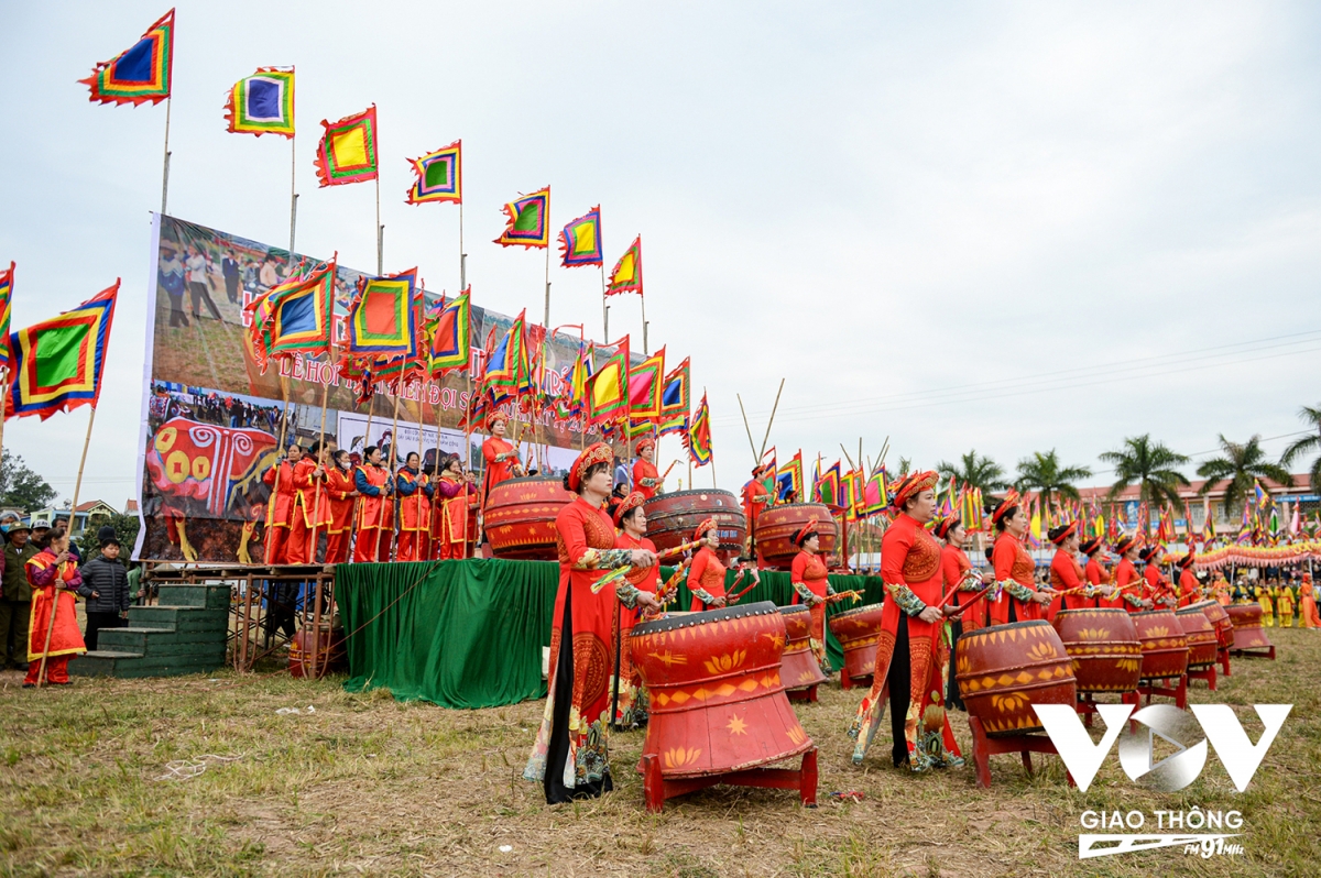 cu ong 75 tuoi khoac hoang bao cay ruong trong le tich dien hinh anh 2