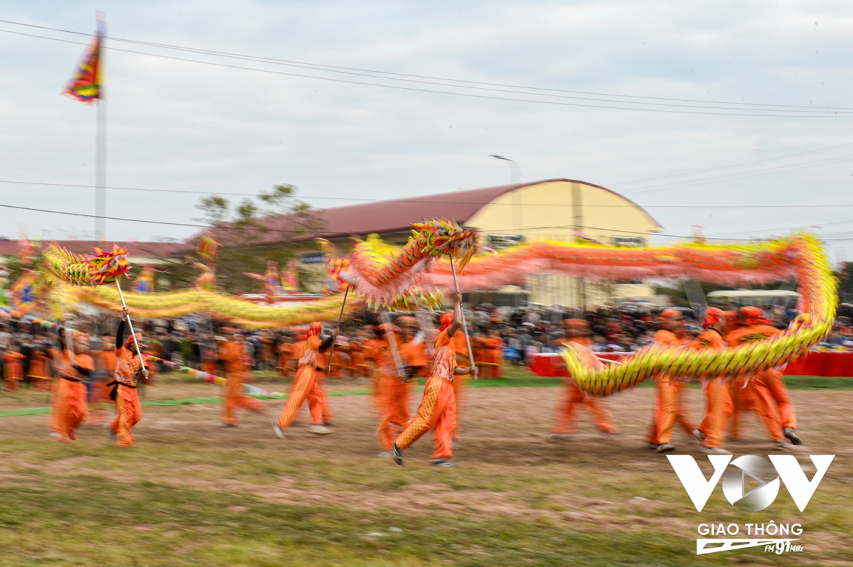 cu ong 75 tuoi khoac hoang bao cay ruong trong le tich dien hinh anh 3