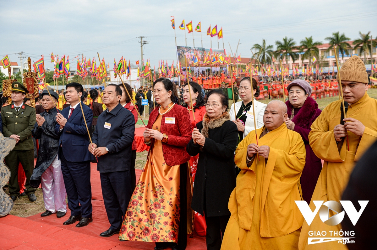 cu ong 75 tuoi khoac hoang bao cay ruong trong le tich dien hinh anh 5