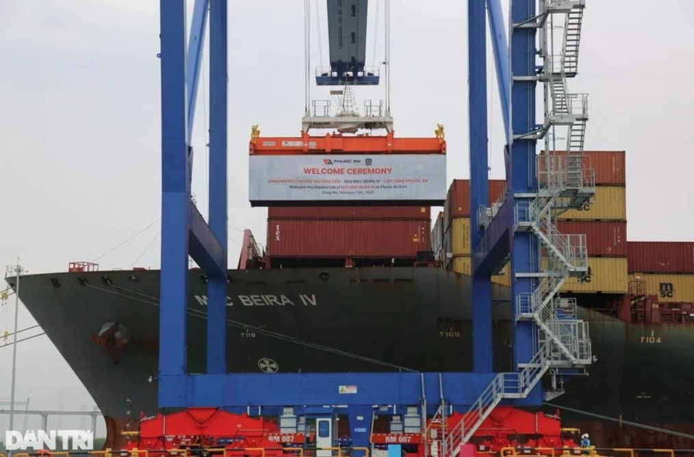 dong nai s largest seaport welcomes first vessel picture 1