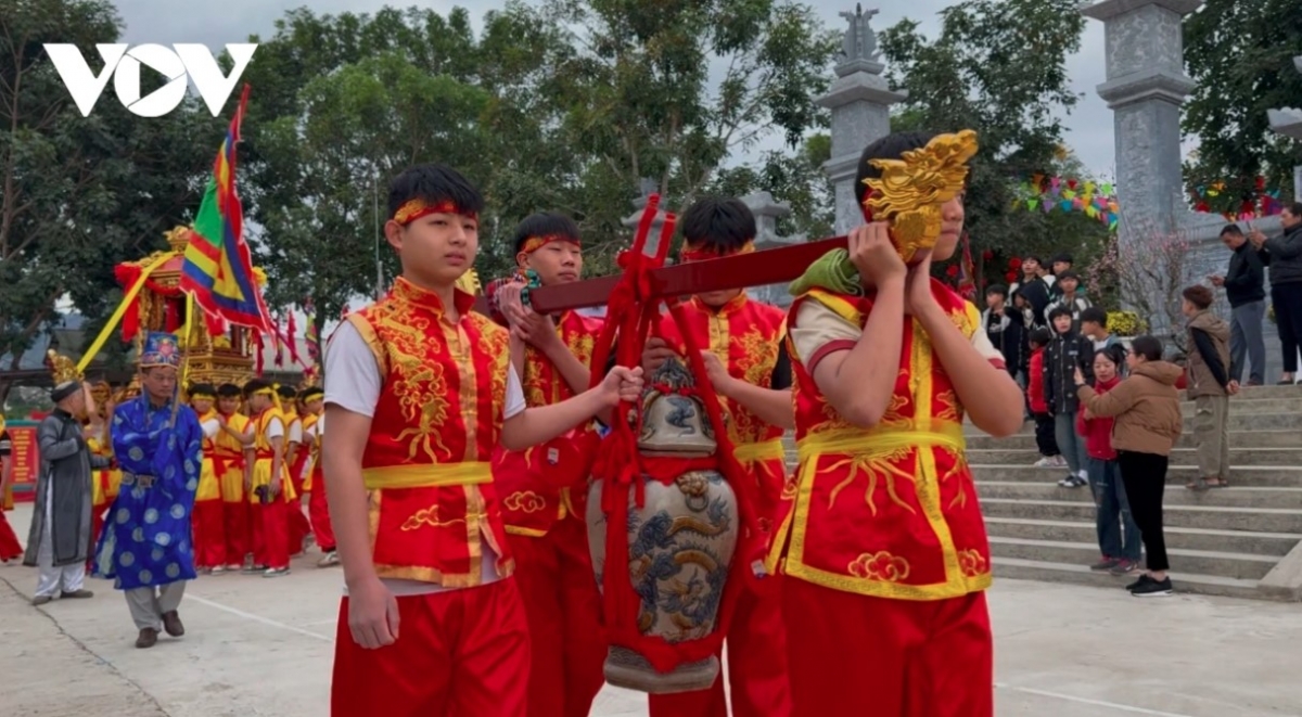 hai ba trung temple incense offering festival excites crowds picture 1