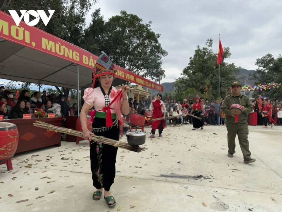 hai ba trung temple incense offering festival excites crowds picture 10