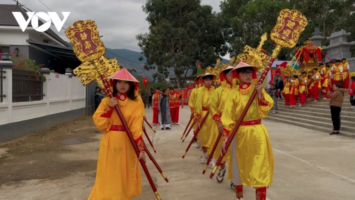 hai ba trung temple incense offering festival excites crowds picture 12