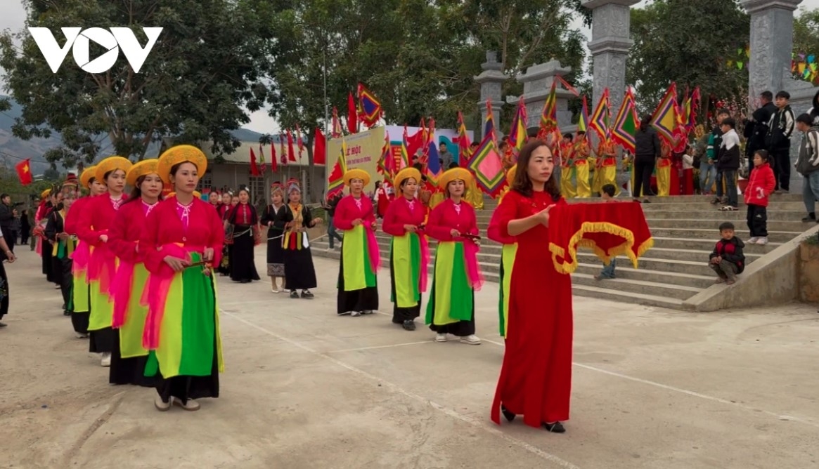 hai ba trung temple incense offering festival excites crowds picture 2