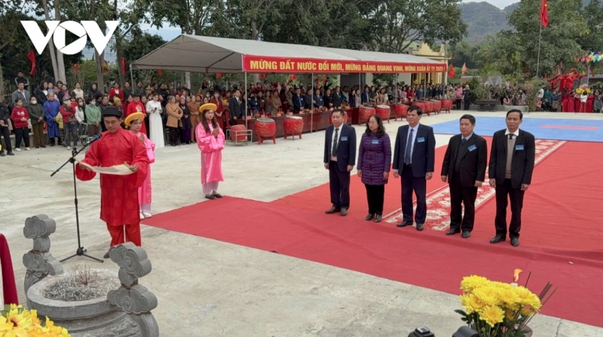 hai ba trung temple incense offering festival excites crowds picture 3