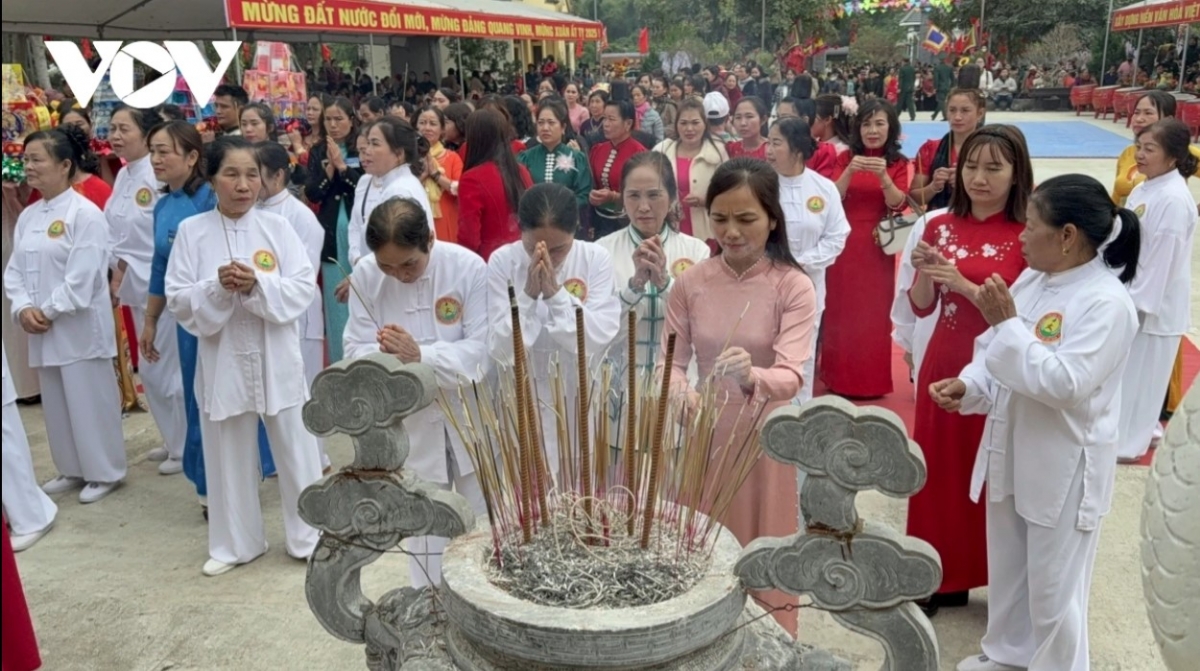 hai ba trung temple incense offering festival excites crowds picture 5