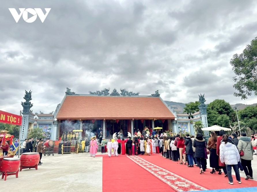 hai ba trung temple incense offering festival excites crowds picture 6