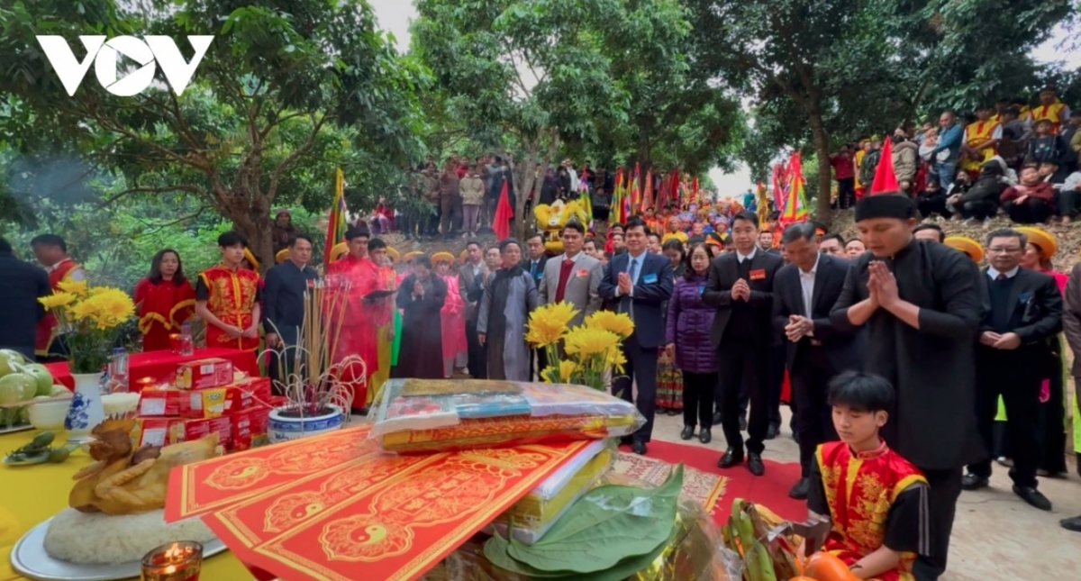 hai ba trung temple incense offering festival excites crowds picture 7