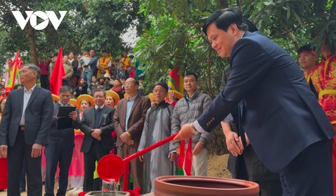 hai ba trung temple incense offering festival excites crowds picture 8