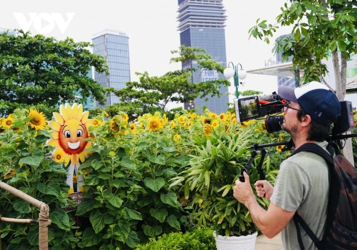 young people hunt for stunning photos at sunflower field by saigon river picture 6