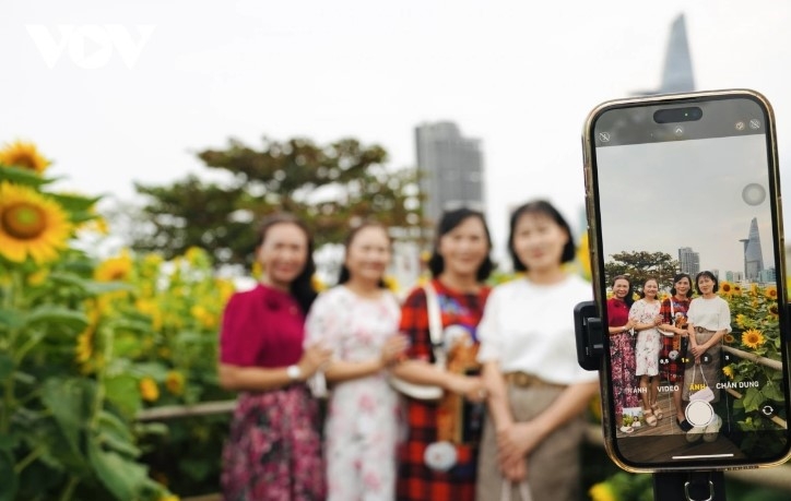 young people hunt for stunning photos at sunflower field by saigon river picture 7