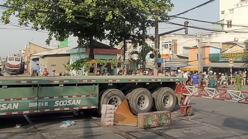 nguoi phu nu lai xe may o Dong nai tu vong sau va cham voi xe dau keo hinh anh 1