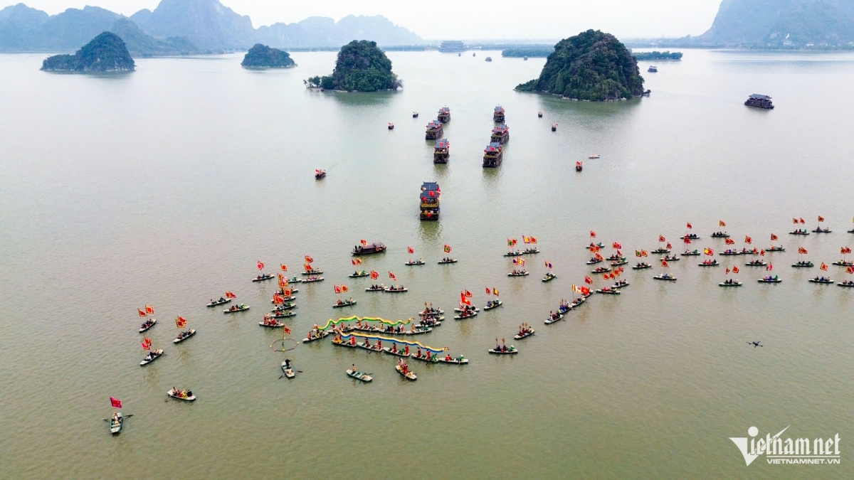 over 200 boats join water procession ceremony in tam chuc pagoda picture 1