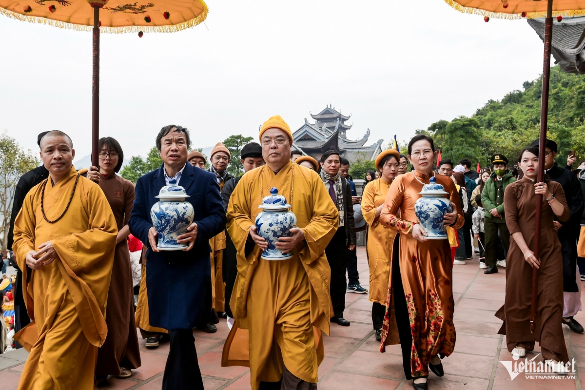 over 200 boats join water procession ceremony in tam chuc pagoda picture 10