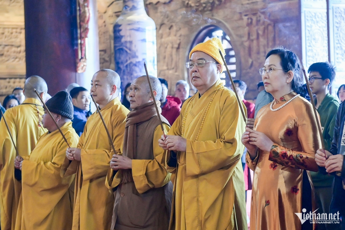 over 200 boats join water procession ceremony in tam chuc pagoda picture 11