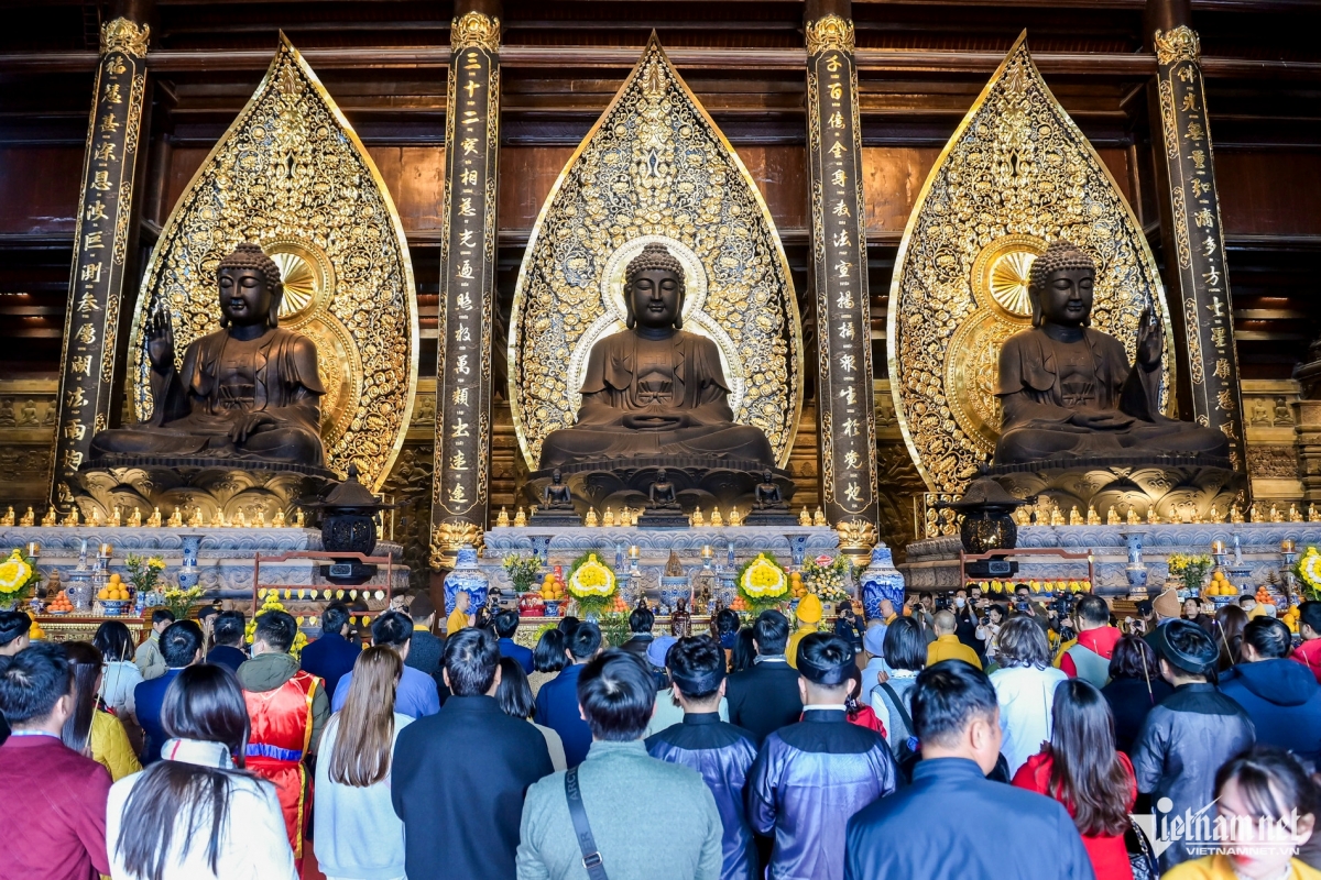 over 200 boats join water procession ceremony in tam chuc pagoda picture 12