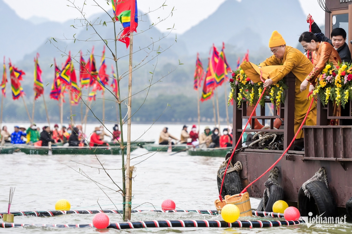 over 200 boats join water procession ceremony in tam chuc pagoda picture 3