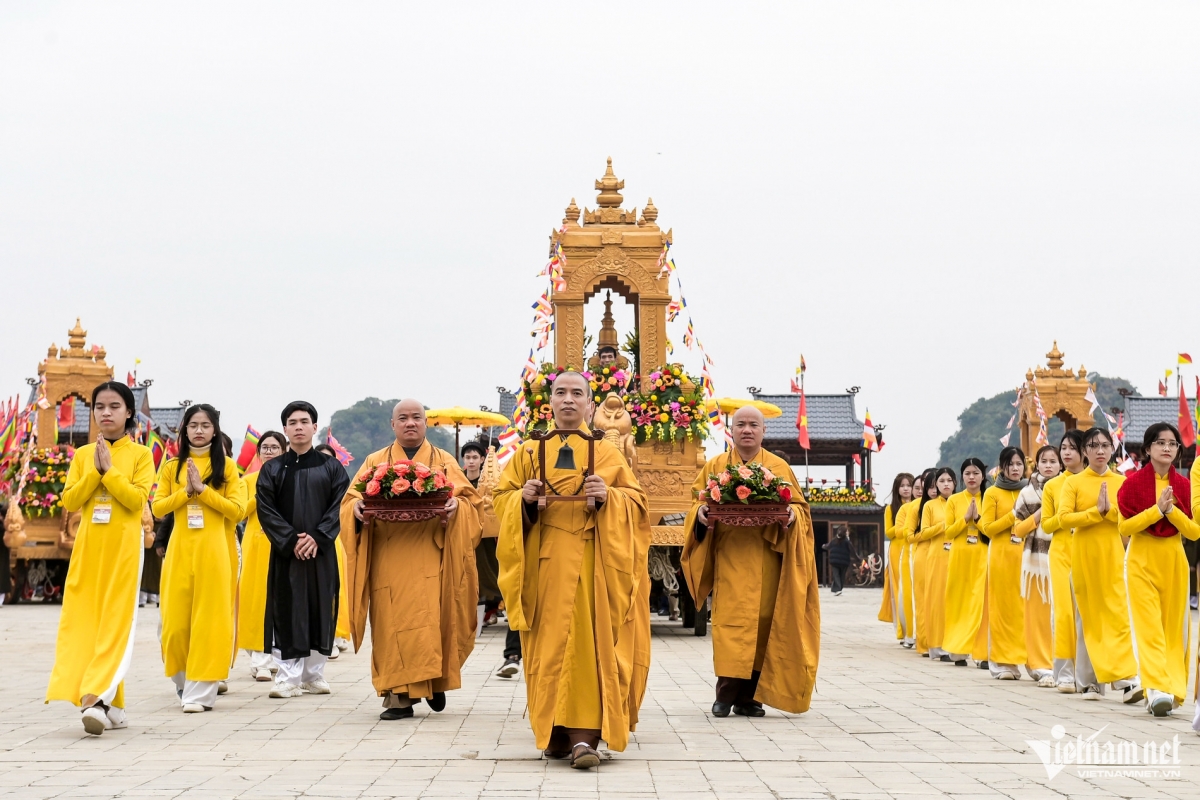 over 200 boats join water procession ceremony in tam chuc pagoda picture 5