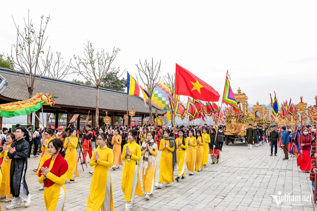 over 200 boats join water procession ceremony in tam chuc pagoda picture 6