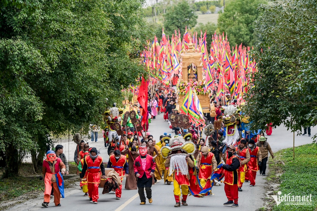 over 200 boats join water procession ceremony in tam chuc pagoda picture 7