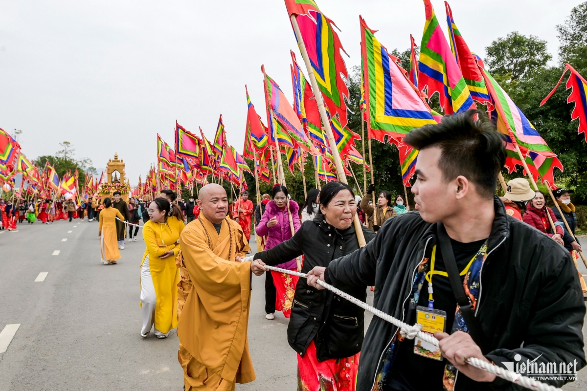 over 200 boats join water procession ceremony in tam chuc pagoda picture 9