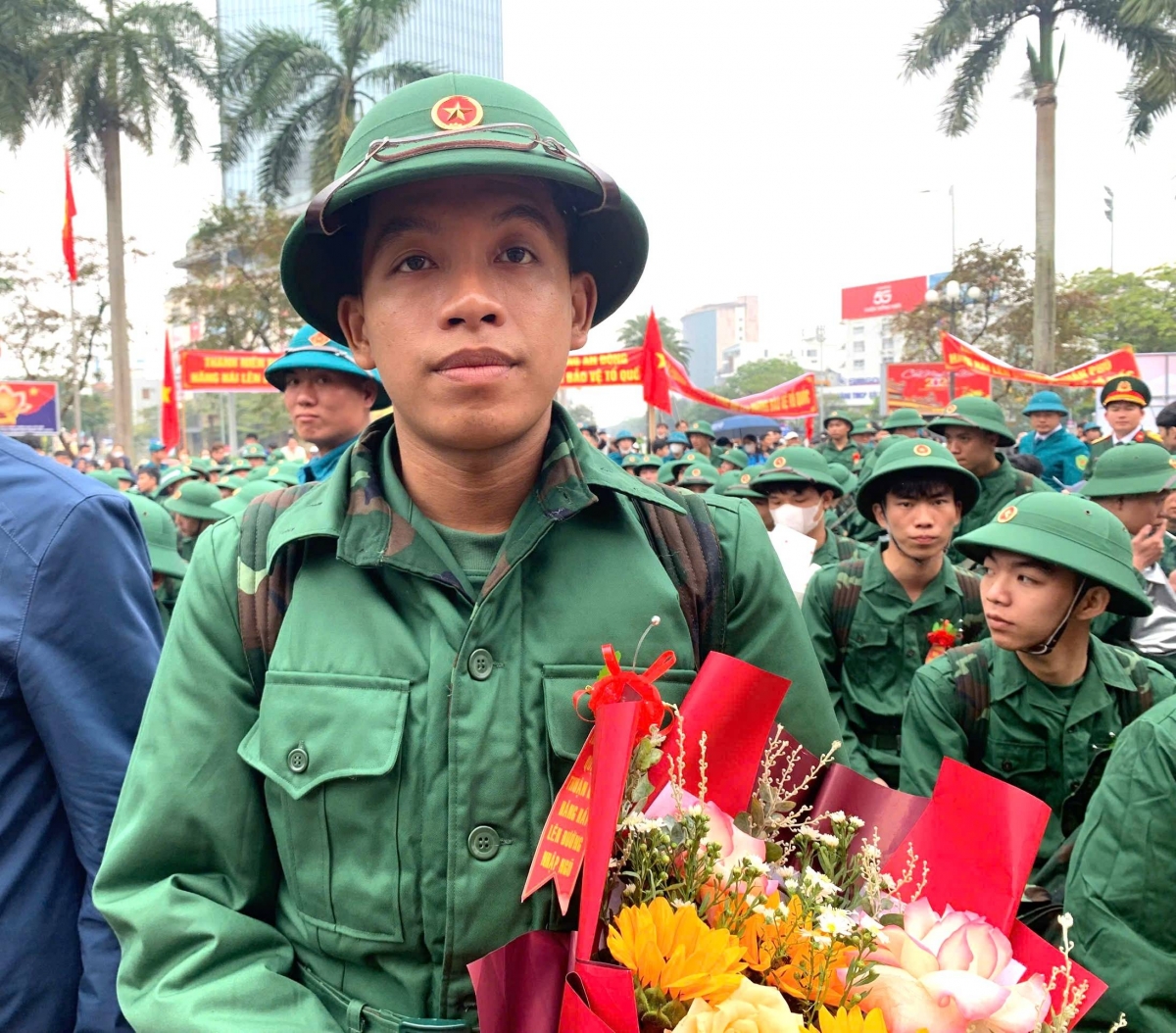 hang nghin thanh nien quang binh, hue, quang tri hang hai len duong nhap ngu hinh anh 9