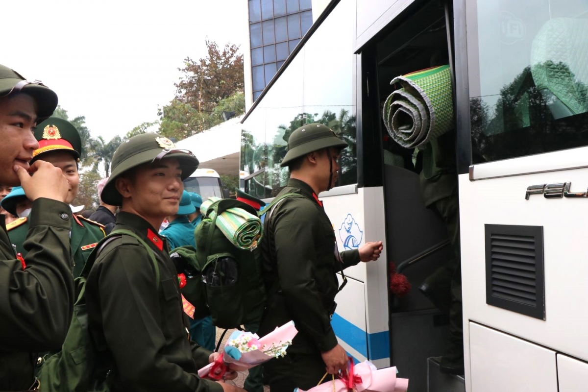 hàng nghìn thanh niên quảng bình, huế, quảng trị hăng hái lên đường nhập ngũ hình ảnh 8 hang nghin thanh nien quang binh, hue, quang tri hang hai len duong nhap ngu hinh anh 8