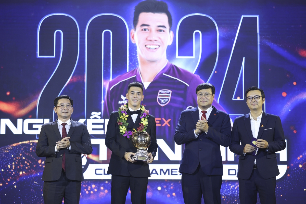 nguyễn tiến linh giành quả bóng vàng việt nam 2024 hình ảnh 2 nguyen tien linh gianh qua bong vang viet nam 2024 hinh anh 2