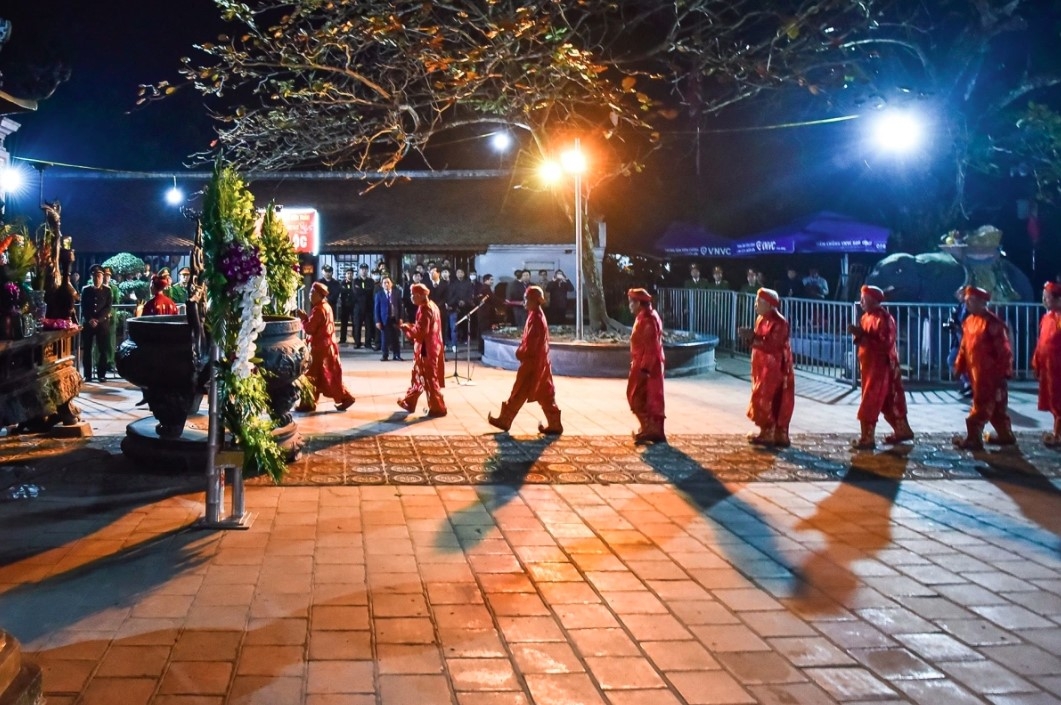 thousands of pilgrims flock to tran temple for seal opening ceremony picture 1