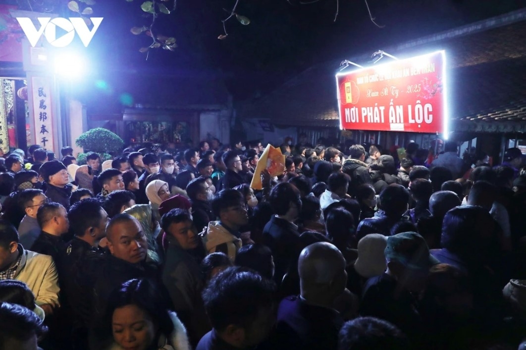 thousands of pilgrims flock to tran temple for seal opening ceremony picture 10