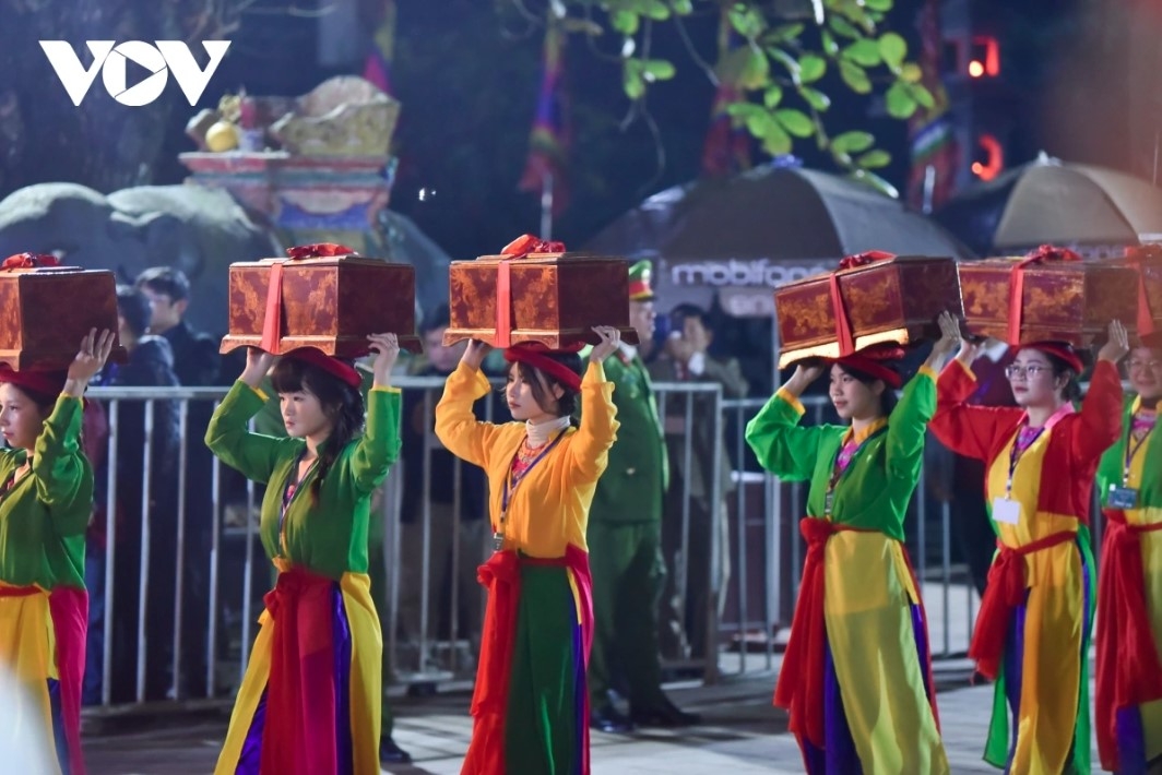 thousands of pilgrims flock to tran temple for seal opening ceremony picture 3