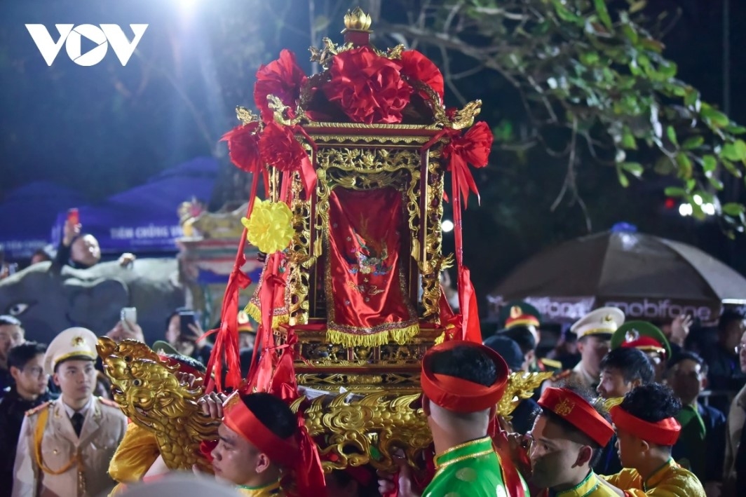 thousands of pilgrims flock to tran temple for seal opening ceremony picture 4