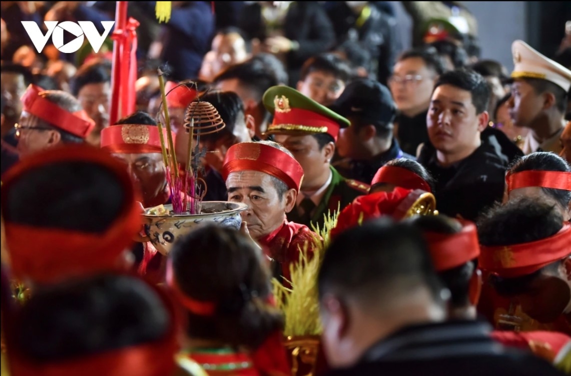 thousands of pilgrims flock to tran temple for seal opening ceremony picture 5