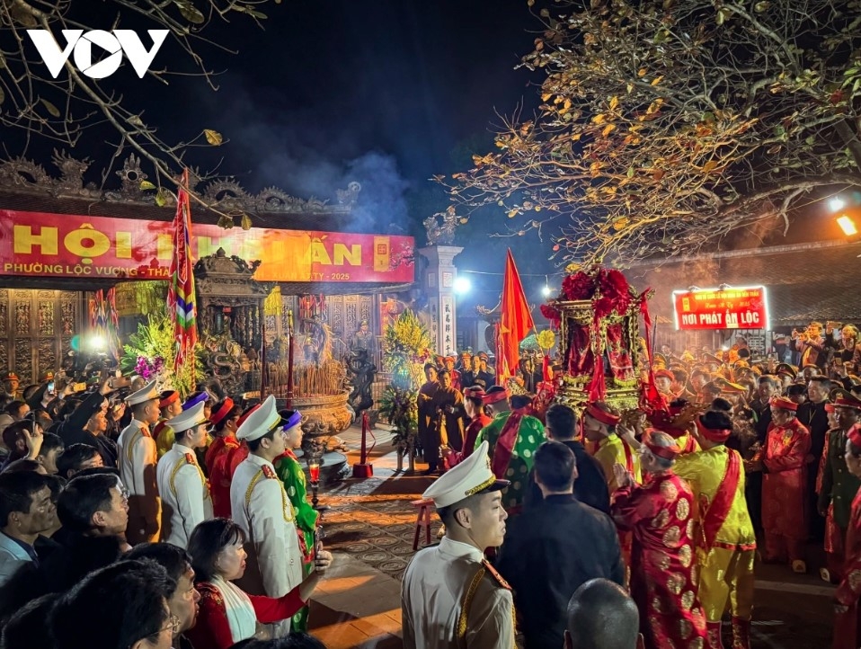 thousands of pilgrims flock to tran temple for seal opening ceremony picture 6