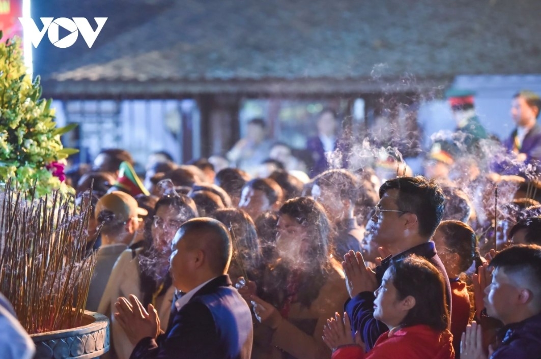 thousands of pilgrims flock to tran temple for seal opening ceremony picture 7