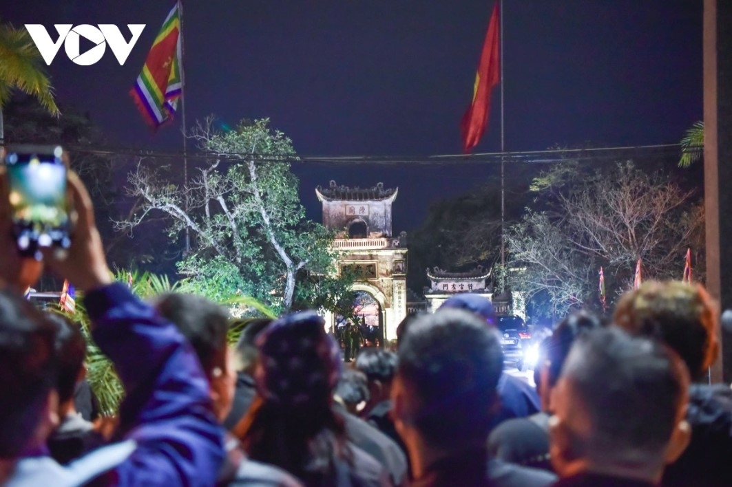 thousands of pilgrims flock to tran temple for seal opening ceremony picture 8