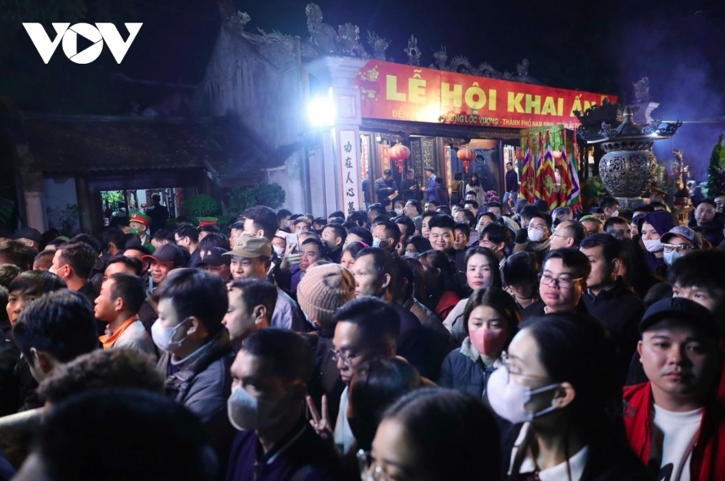 thousands of pilgrims flock to tran temple for seal opening ceremony picture 9