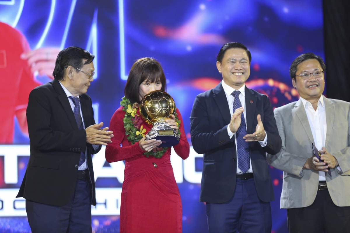nguyễn tiến linh giành quả bóng vàng việt nam 2024 hình ảnh 40 nguyen tien linh gianh qua bong vang viet nam 2024 hinh anh 40