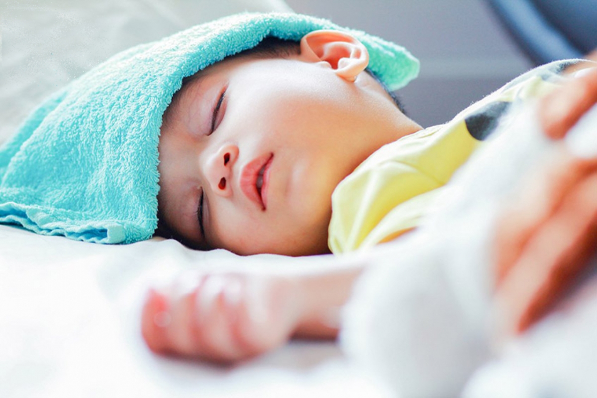 trẻ bị sốt co giật, cha mẹ cần phải làm gì hình ảnh 1 tre bi sot co giat, cha me can phai lam gi hinh anh 1