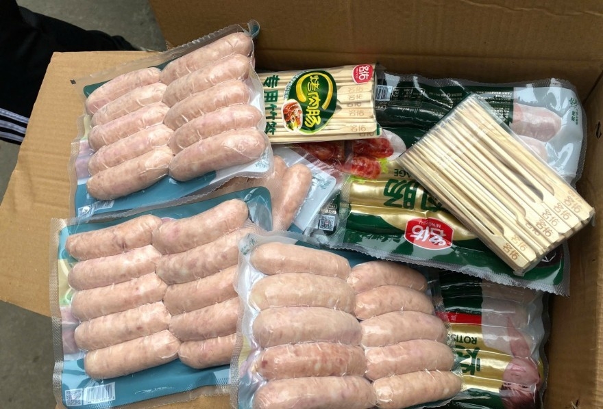 phát hiện, thu giữ gần 2,7 tấn xúc xích không rõ nguồn gốc hình ảnh 1 phat hien, thu giu gan 2,7 tan xuc xich khong ro nguon goc hinh anh 1
