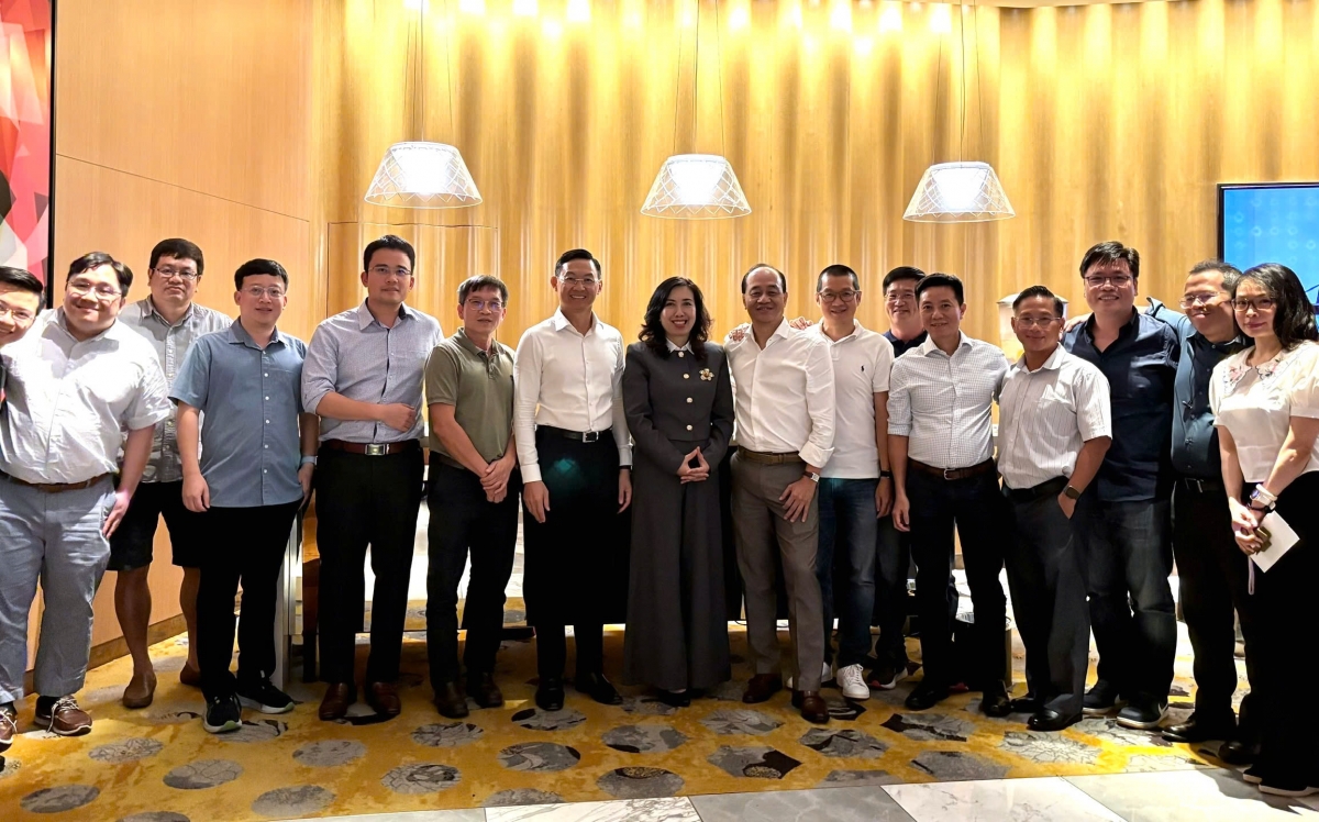 Thứ trưởng Bộ Ngoại giao thăm cộng đồng người Việt tại Singapore