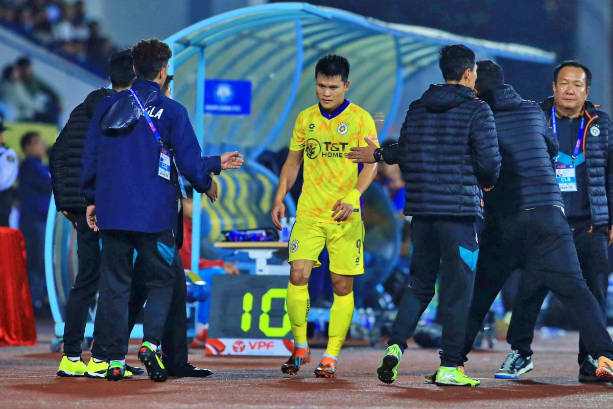 11 cầu thủ bị treo giò ở vòng 12 V-League 24/25: Hà Nội FC và HAGL căng