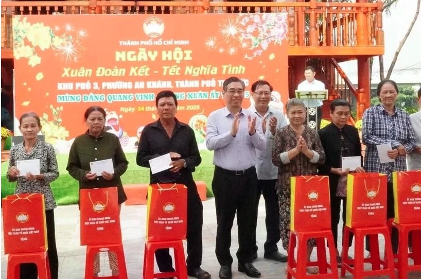 hcm city presents tet gifts worth vnd110 billion to poor, policy beneficiaries picture 1