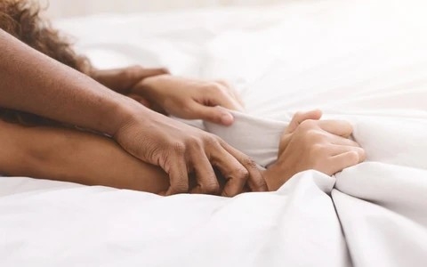 Quen bạn gái kém gần 30 tuổi, làm sao để hòa hợp chuyện ấy?