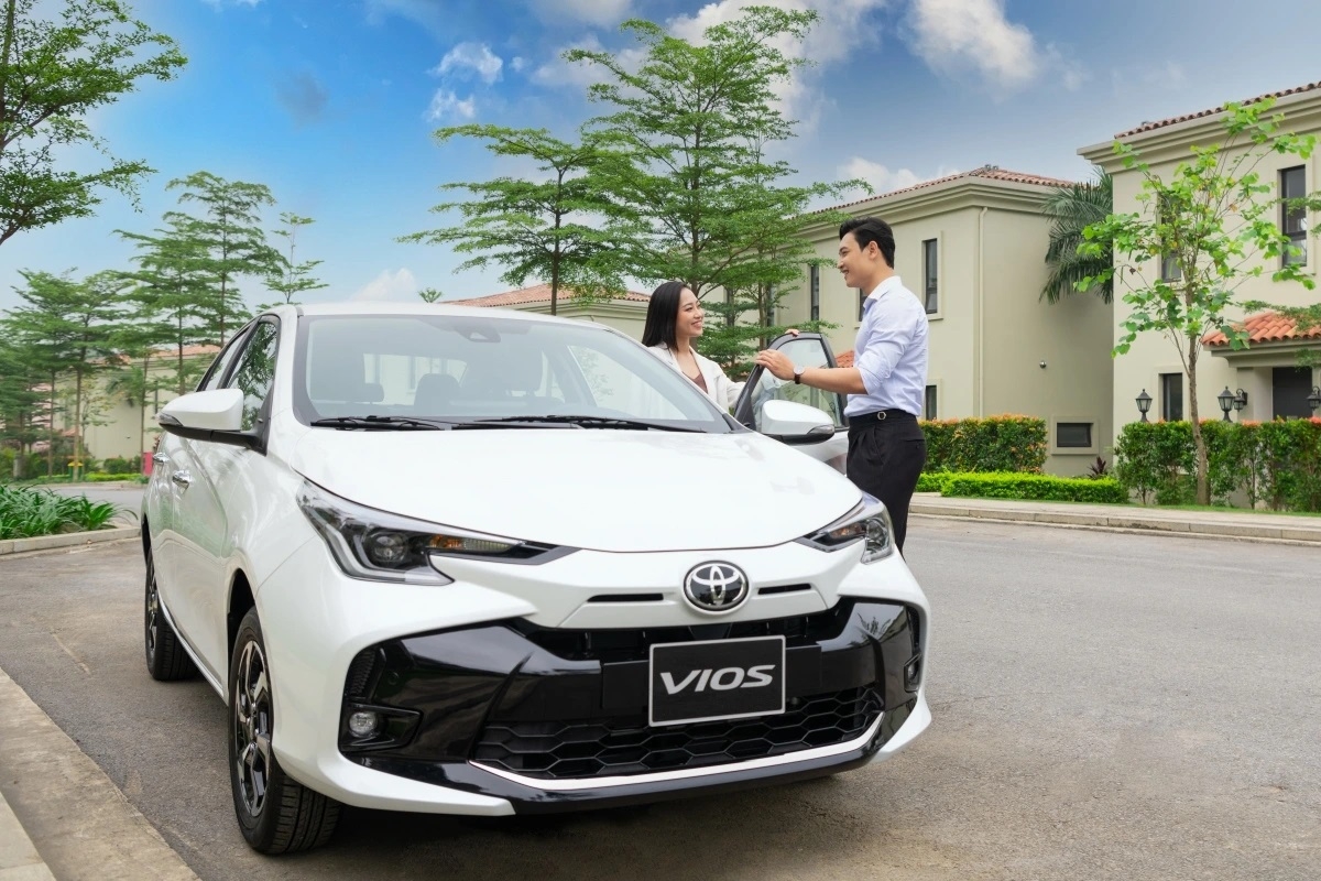 bang gia xe o to toyota thang 2 2025 Ap dung uu dai tro lai de cuu doanh so hinh anh 1