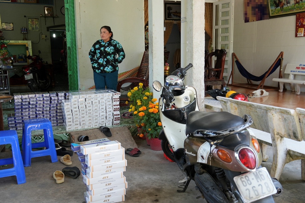 bắt quả tang đối tượng vận chuyển hàng lậu, thu giữ hơn 2.500 bao thuốc lá hình ảnh 1 bat qua tang doi tuong van chuyen hang lau, thu giu hon 2.500 bao thuoc la hinh anh 1