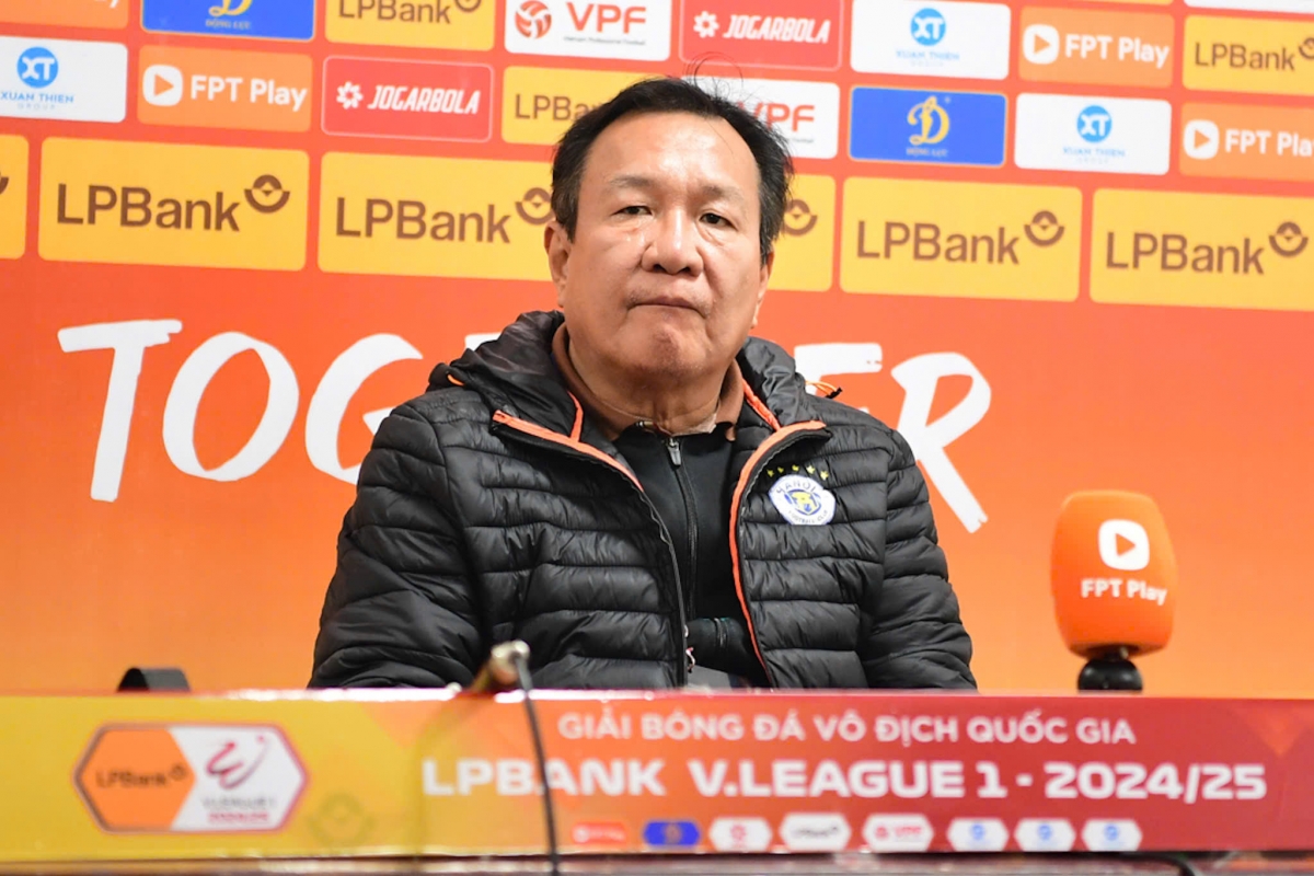 Hà Nội FC thua Nam Định, HLV Hoàng Văn Phúc nói trọng tài nặng tay với Tuấn Hải